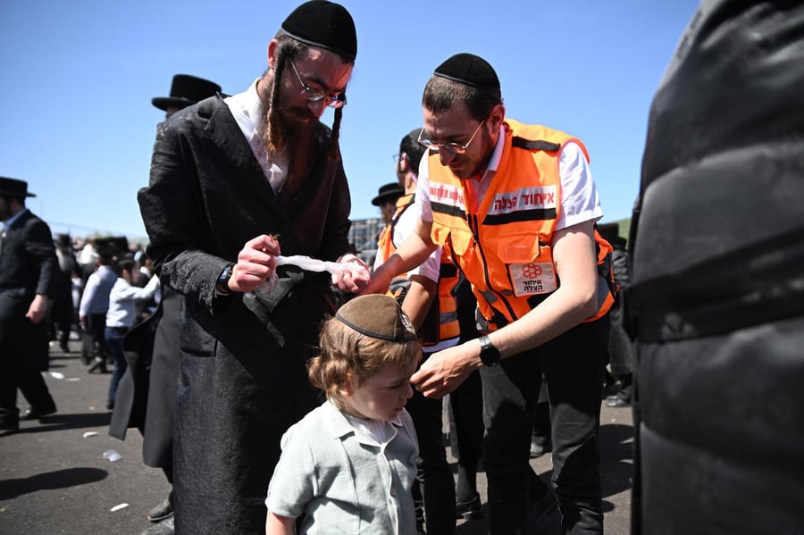 ילדי החלאקה בריקוד עם הוריהם ברחבת ציון הרשב״י במירון