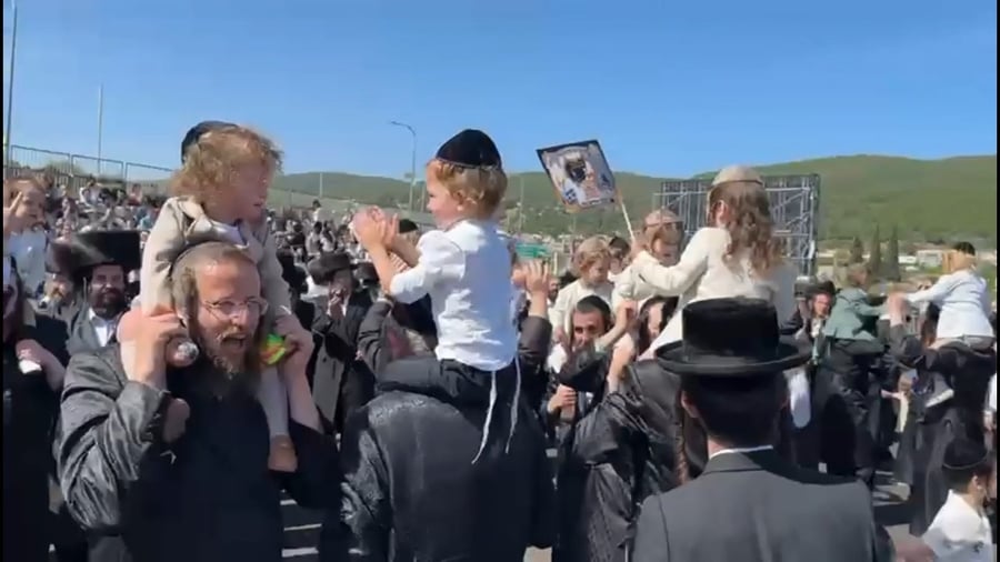 ריקודים סוערים עם ילדי החלאקה ברחבת ציון הרשב״י במירון