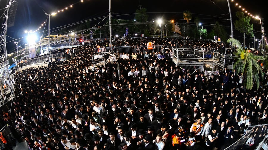 האדמו"ר מבאיאן בהדלקה ל"ג בעומר