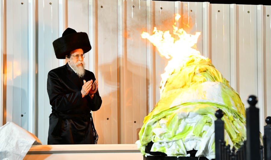 האדמו"ר מבאיאן בהדלקה ל"ג בעומר