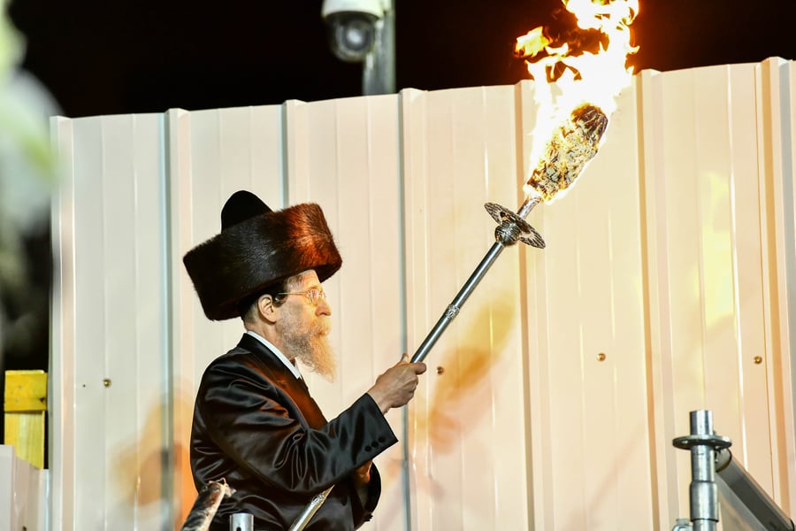 האדמו"ר מבאיאן בהדלקה ל"ג בעומר