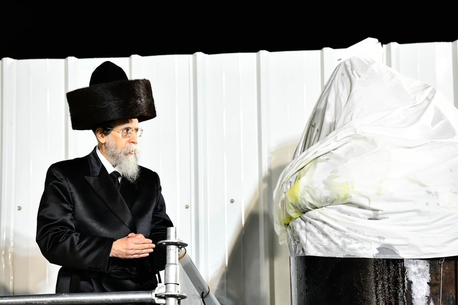 האדמו"ר מבאיאן בהדלקה ל"ג בעומר