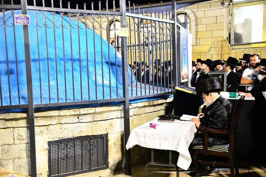 האדמו"ר מבאיאן בהדלקה ל"ג בעומר