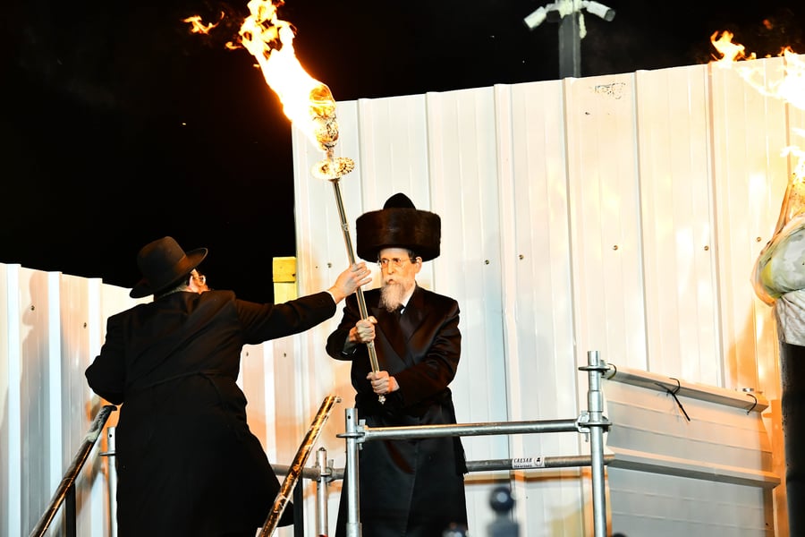 האדמו"ר מבאיאן בהדלקה ל"ג בעומר