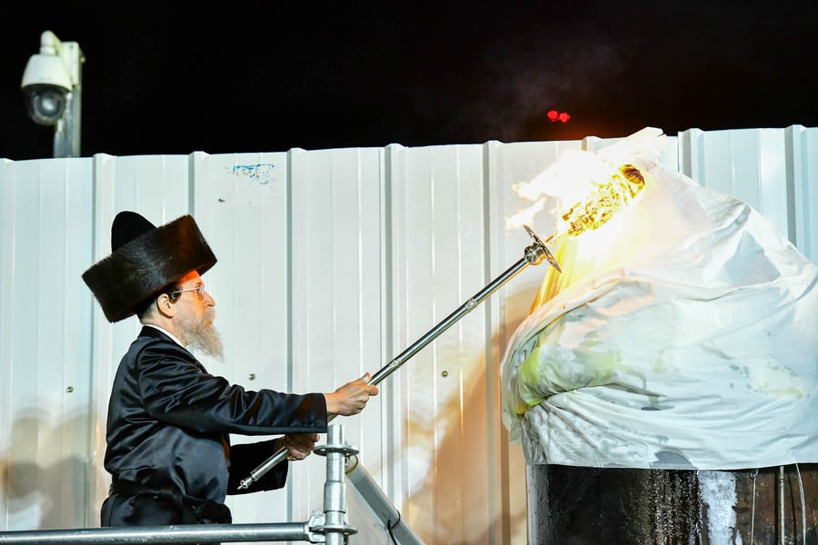 האדמו"ר מבאיאן בהדלקה ל"ג בעומר