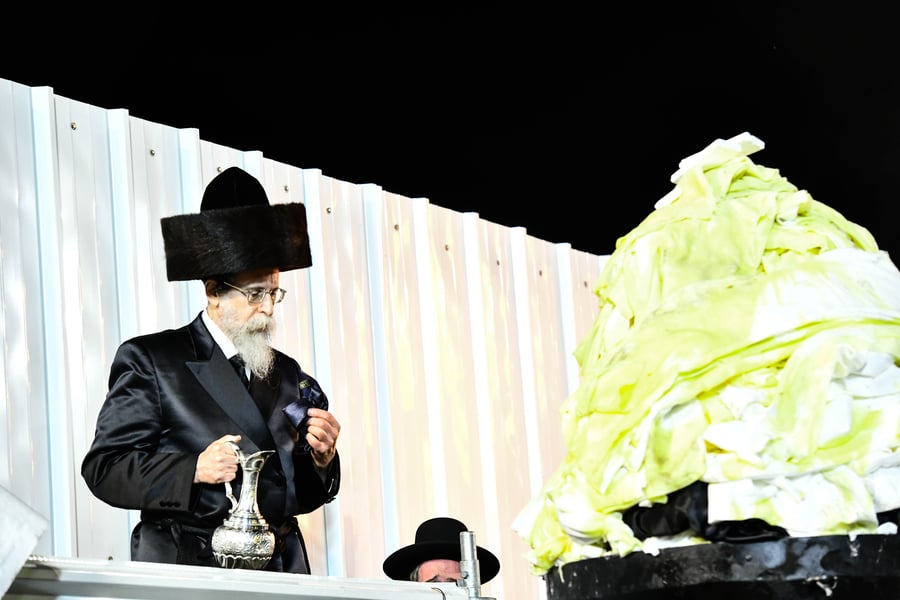 האדמו"ר מבאיאן בהדלקה ל"ג בעומר