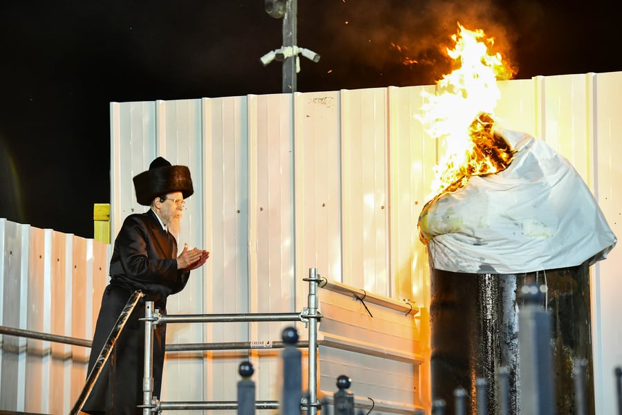 האדמו"ר מבאיאן בהדלקה ל"ג בעומר