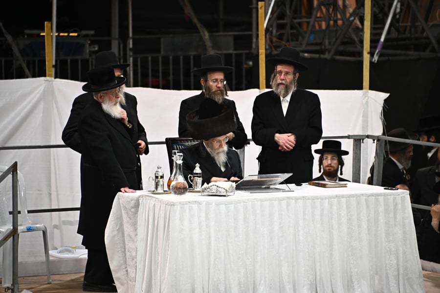 האדמו"ר מבאיאן בהדלקה ל"ג בעומר
