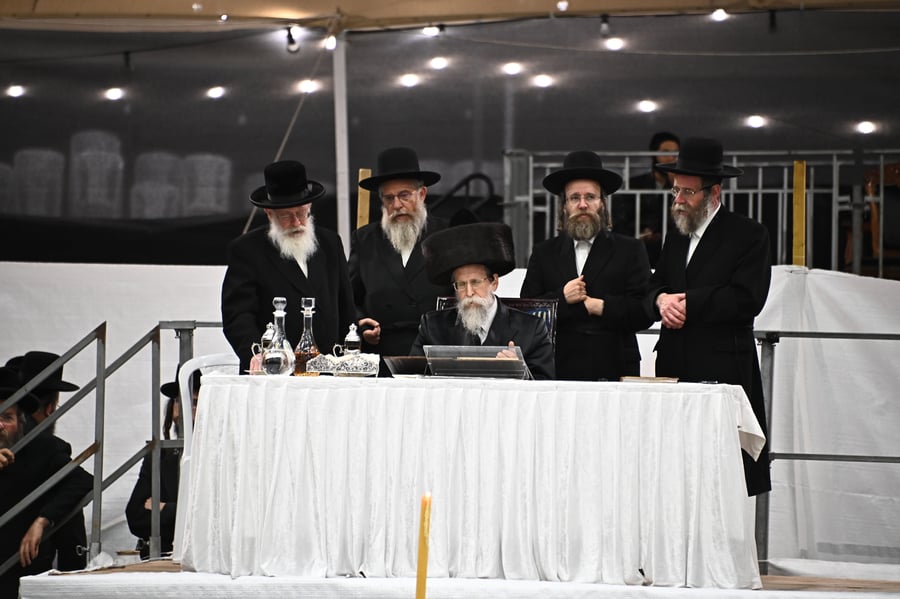 האדמו"ר מבאיאן בהדלקה ל"ג בעומר