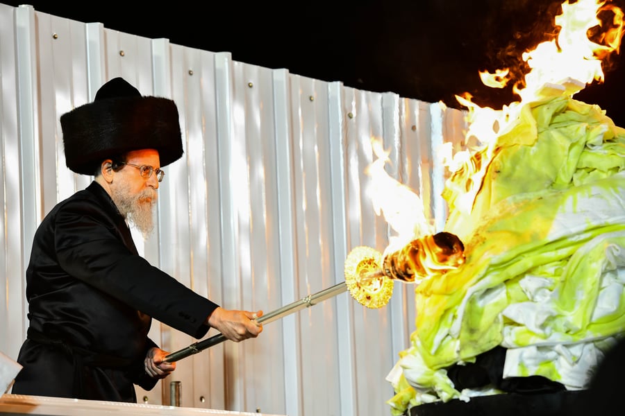 האדמו"ר מבאיאן בהדלקה ל"ג בעומר