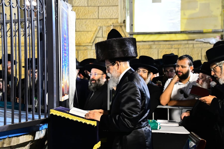 האדמו"ר מבאיאן בהדלקה ל"ג בעומר