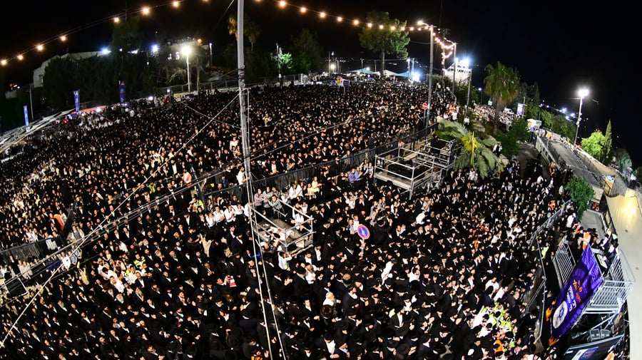 האדמו"ר מבאיאן בהדלקה ל"ג בעומר