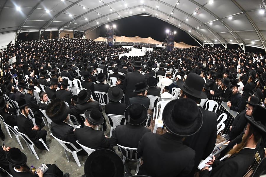 האדמו"ר מבאיאן בהדלקה ל"ג בעומר