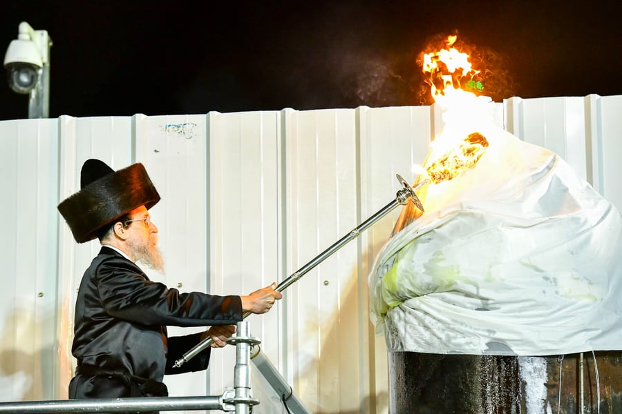 האדמו"ר מבאיאן בהדלקה ל"ג בעומר