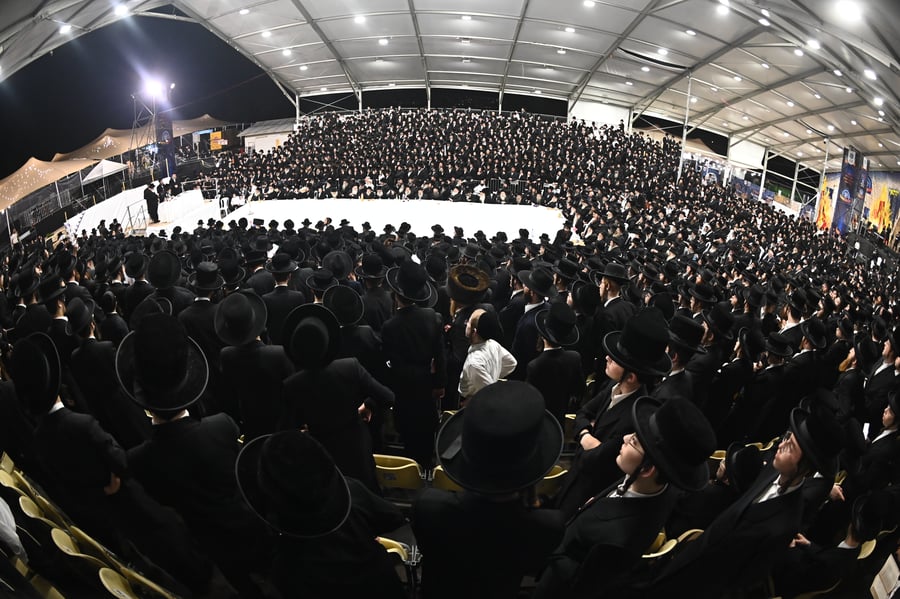האדמו"ר מבאיאן בהדלקה ל"ג בעומר