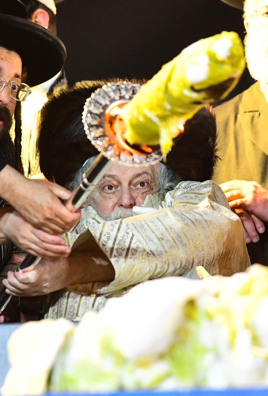 האדמו"ר מתולדות אברהם יצחק בהדלקה ל"ג בעומר
