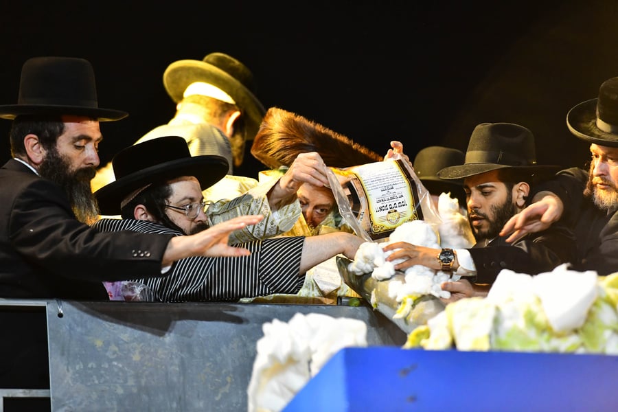 האדמו"ר מתולדות אברהם יצחק בהדלקה ל"ג בעומר