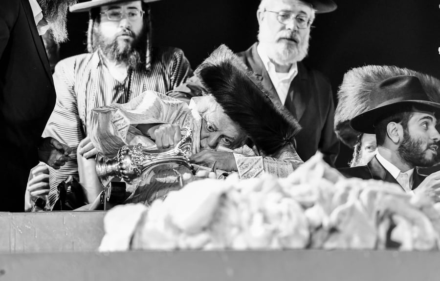 האדמו"ר מתולדות אברהם יצחק בהדלקה ל"ג בעומר