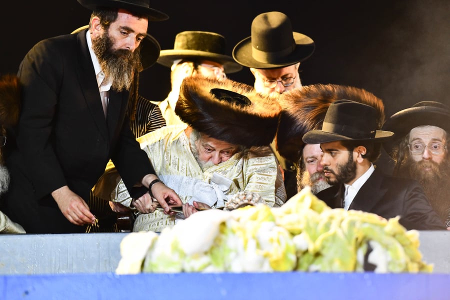 האדמו"ר מתולדות אברהם יצחק בהדלקה ל"ג בעומר