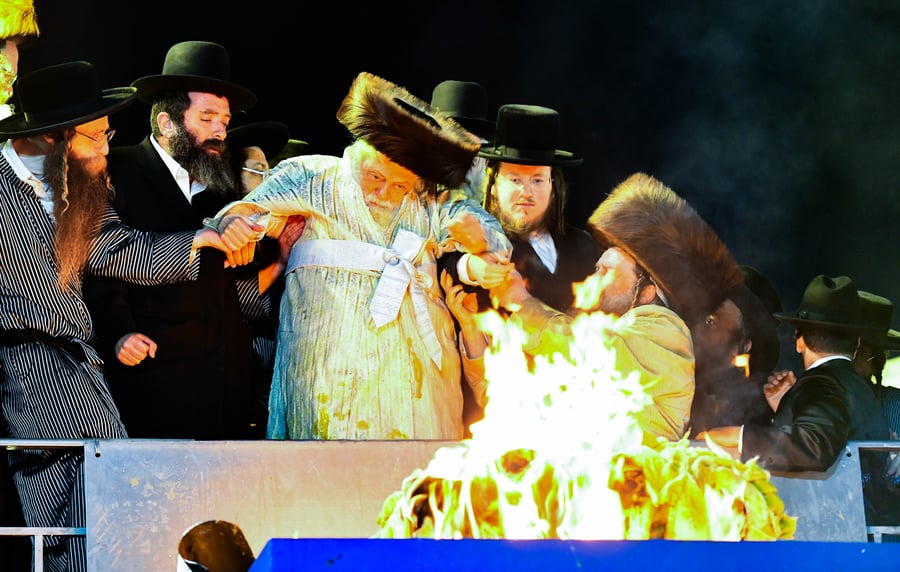 האדמו"ר מתולדות אברהם יצחק בהדלקה ל"ג בעומר