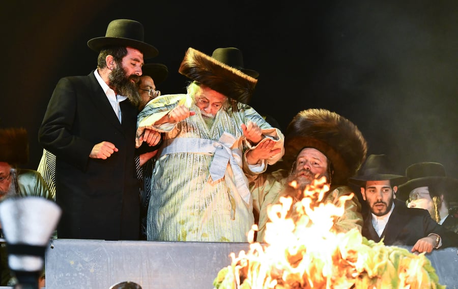 האדמו"ר מתולדות אברהם יצחק בהדלקה ל"ג בעומר