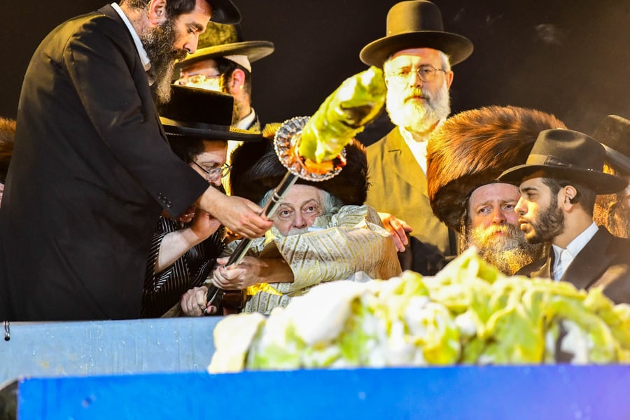 האדמו"ר מתולדות אברהם יצחק בהדלקה ל"ג בעומר