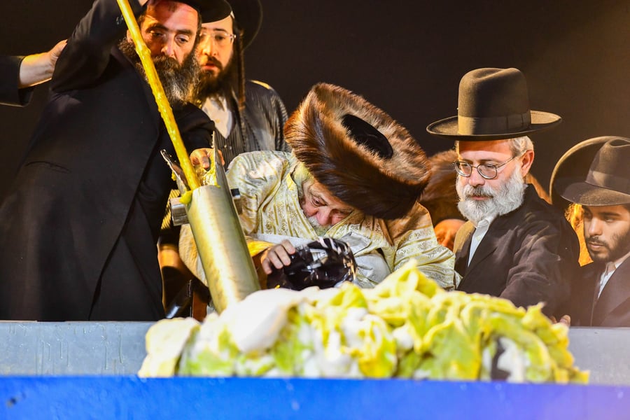 האדמו"ר מתולדות אברהם יצחק בהדלקה ל"ג בעומר