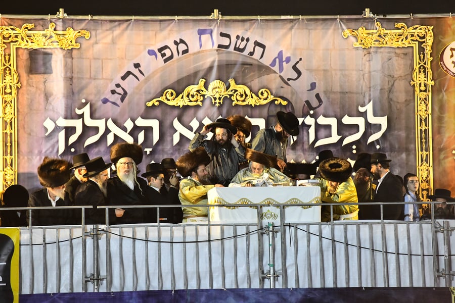 האדמו"ר מתולדות אברהם יצחק בהדלקה ל"ג בעומר