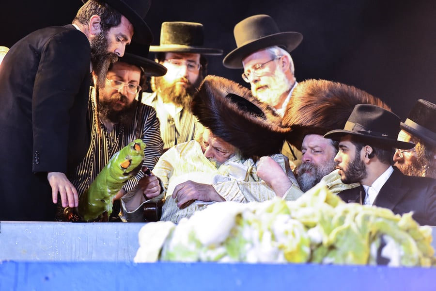 האדמו"ר מתולדות אברהם יצחק בהדלקה ל"ג בעומר