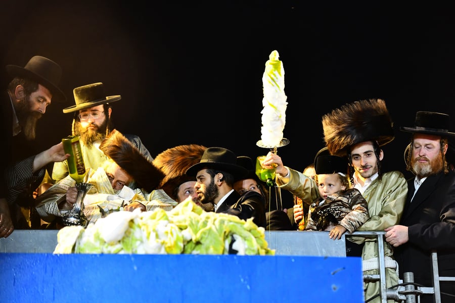 האדמו"ר מתולדות אברהם יצחק בהדלקה ל"ג בעומר
