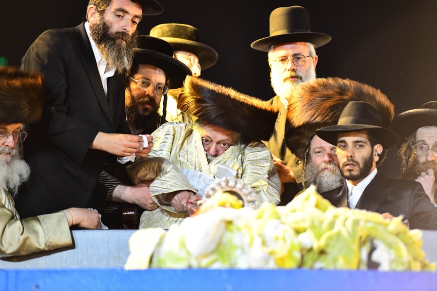 האדמו"ר מתולדות אברהם יצחק בהדלקה ל"ג בעומר