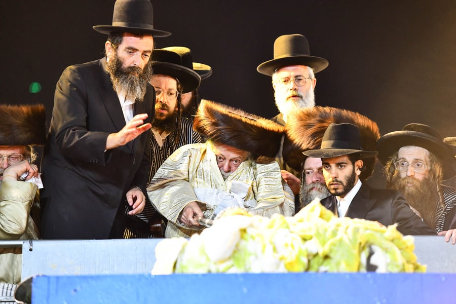 האדמו"ר מתולדות אברהם יצחק בהדלקה ל"ג בעומר