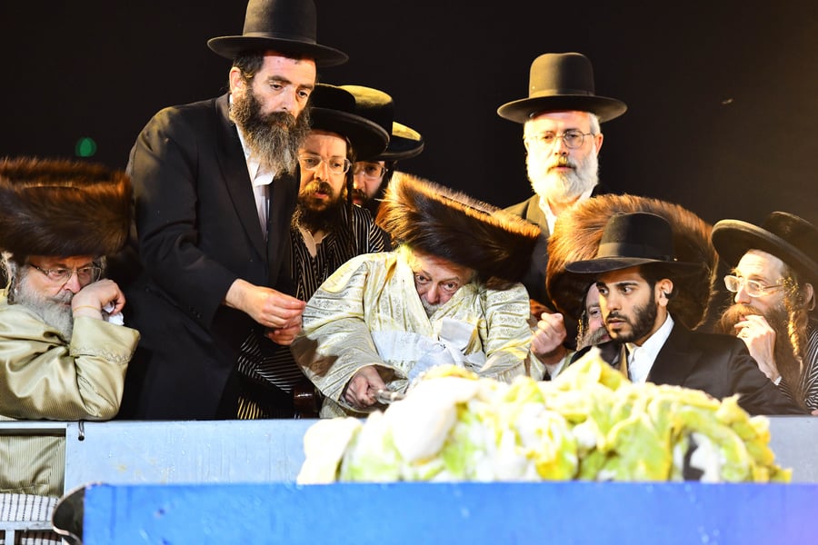 האדמו"ר מתולדות אברהם יצחק בהדלקה ל"ג בעומר
