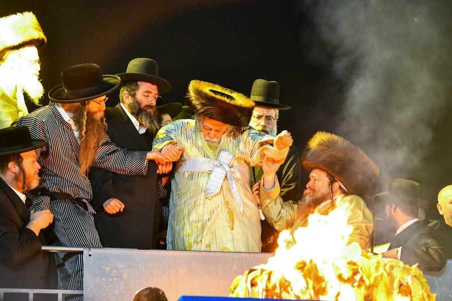 האדמו"ר מתולדות אברהם יצחק בהדלקה ל"ג בעומר
