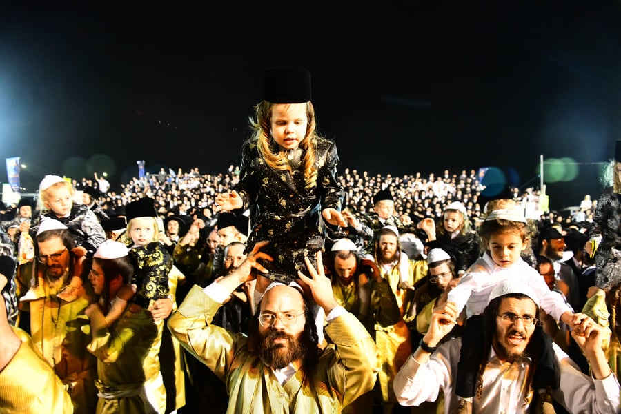 האדמו"ר מתולדות אברהם יצחק בהדלקה ל"ג בעומר