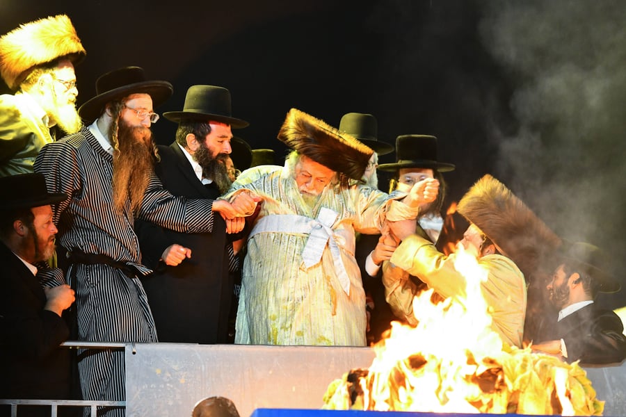 האדמו"ר מתולדות אברהם יצחק בהדלקה ל"ג בעומר