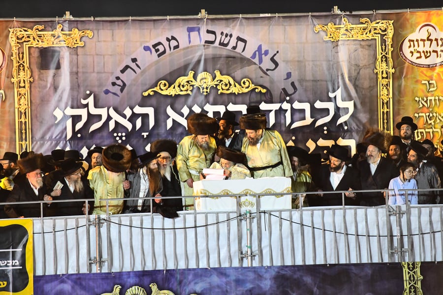 האדמו"ר מתולדות אברהם יצחק בהדלקה ל"ג בעומר