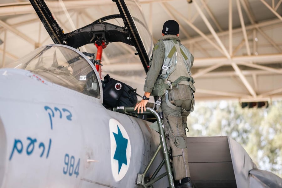צועדים למטוס: כך נראו ההכנות למתקפה נגד החות'ים