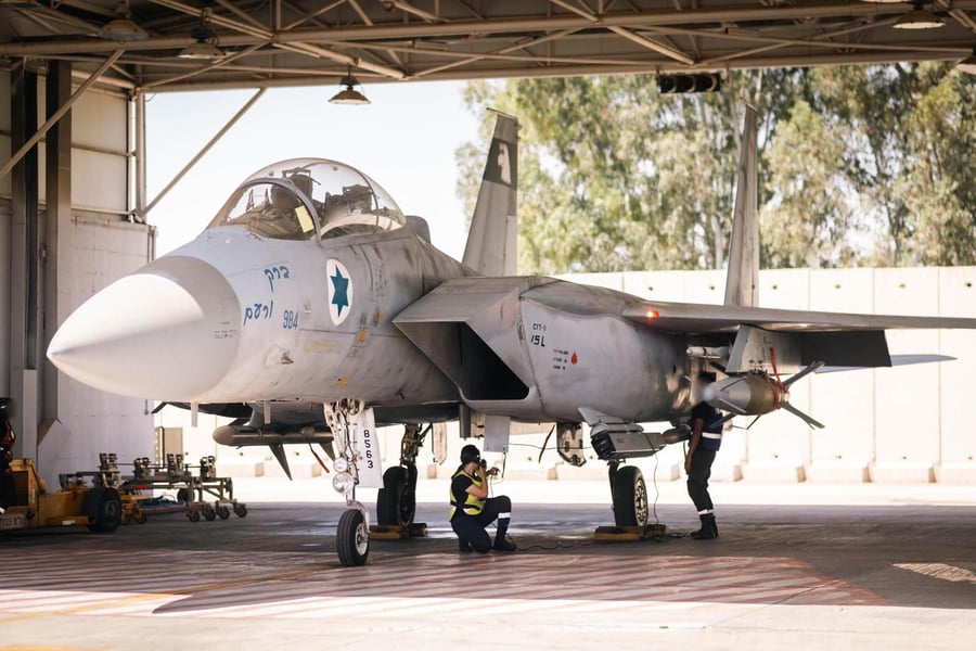 צועדים למטוס: כך נראו ההכנות למתקפה נגד החות'ים