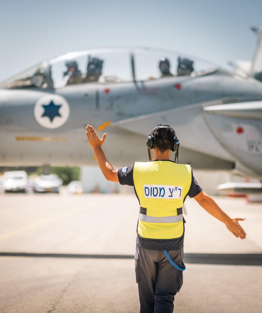צועדים למטוס: כך נראו ההכנות למתקפה נגד החות'ים
