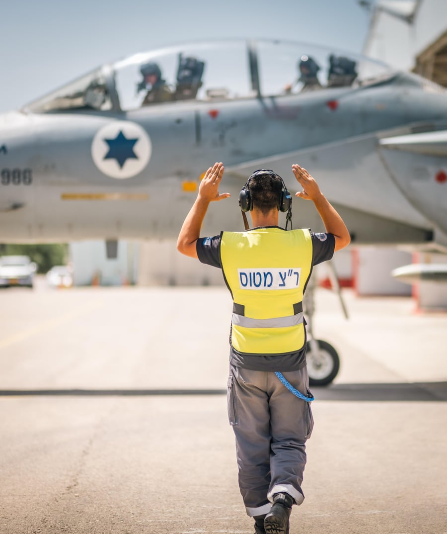 צועדים למטוס: כך נראו ההכנות למתקפה נגד החות'ים