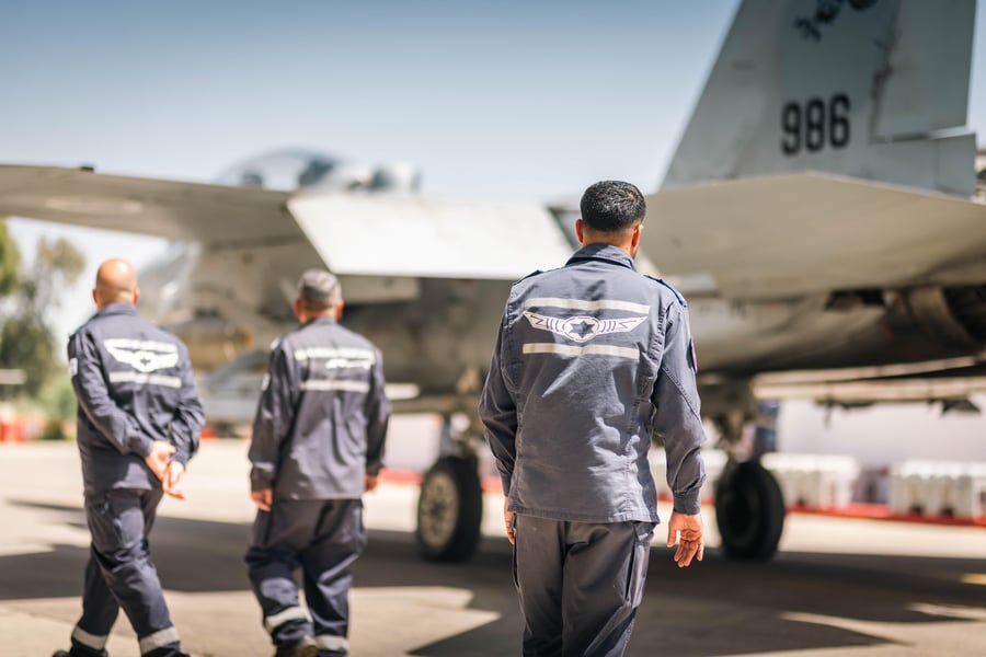 צועדים למטוס: כך נראו ההכנות למתקפה נגד החות'ים
