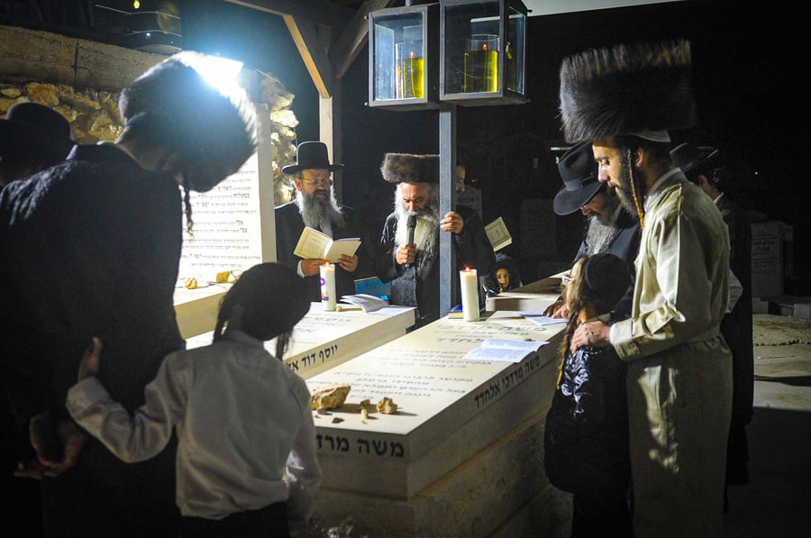 משפחת אלחדד בעליה לקבר בניהם במירון