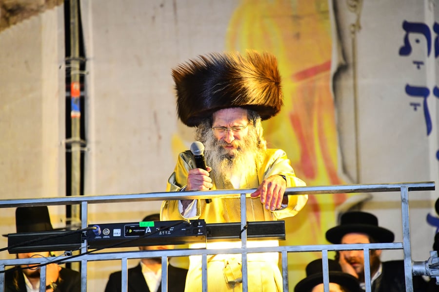 הרה"צ רבי אלימלך בידרמן בהדלקה ל"ג בעומר