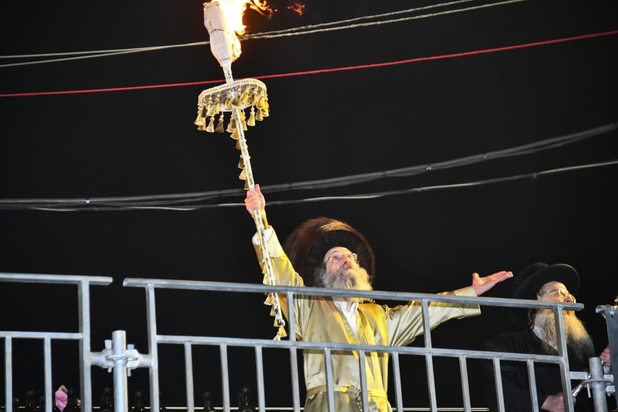 הרה"צ רבי אלימלך בידרמן בהדלקה ל"ג בעומר