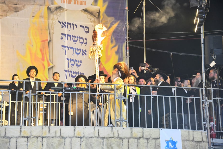 הרה"צ רבי אלימלך בידרמן בהדלקה ל"ג בעומר