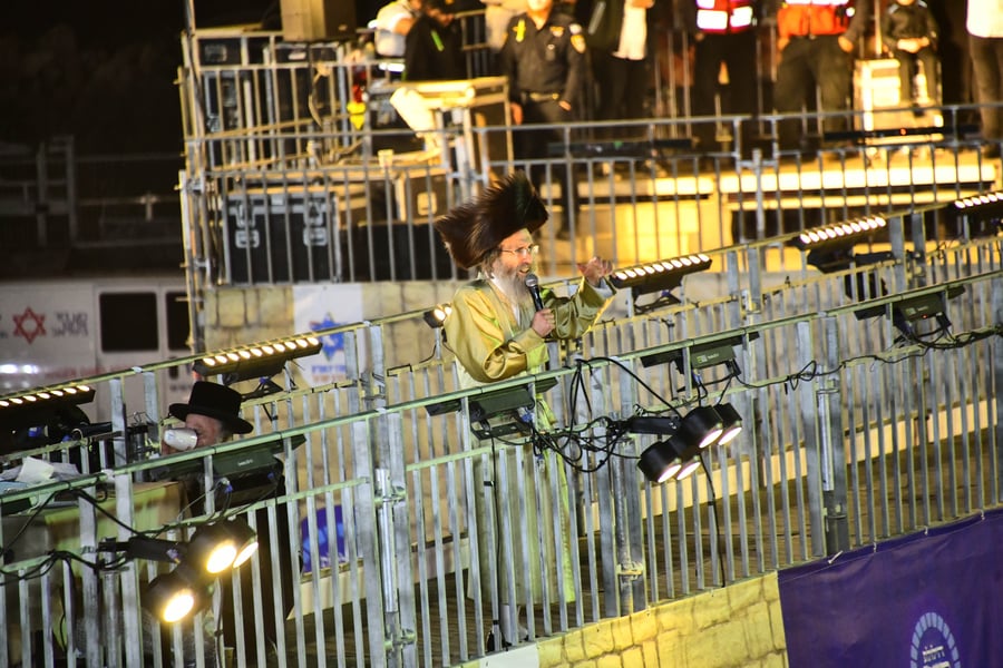 הרה"צ רבי אלימלך בידרמן בהדלקה ל"ג בעומר