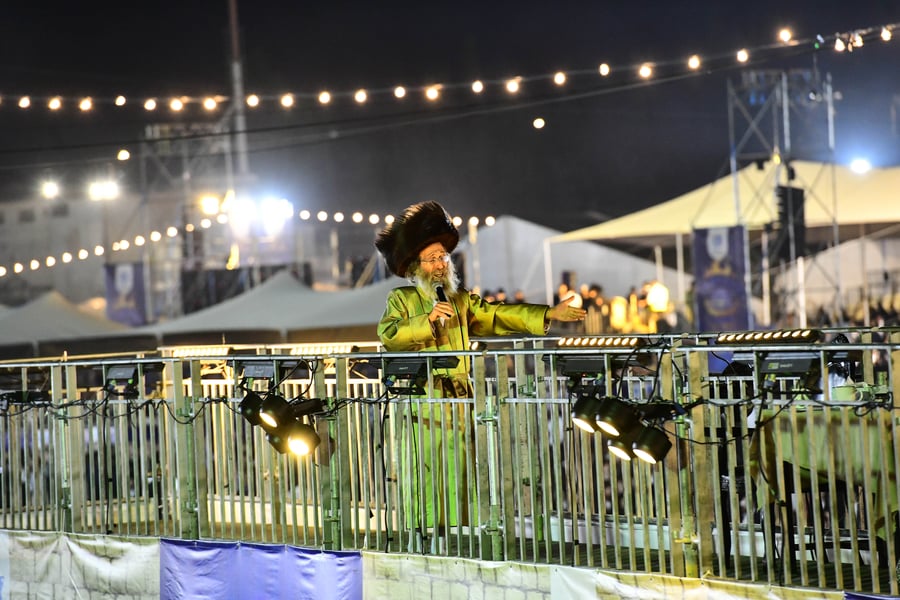 הרה"צ רבי אלימלך בידרמן בהדלקה ל"ג בעומר