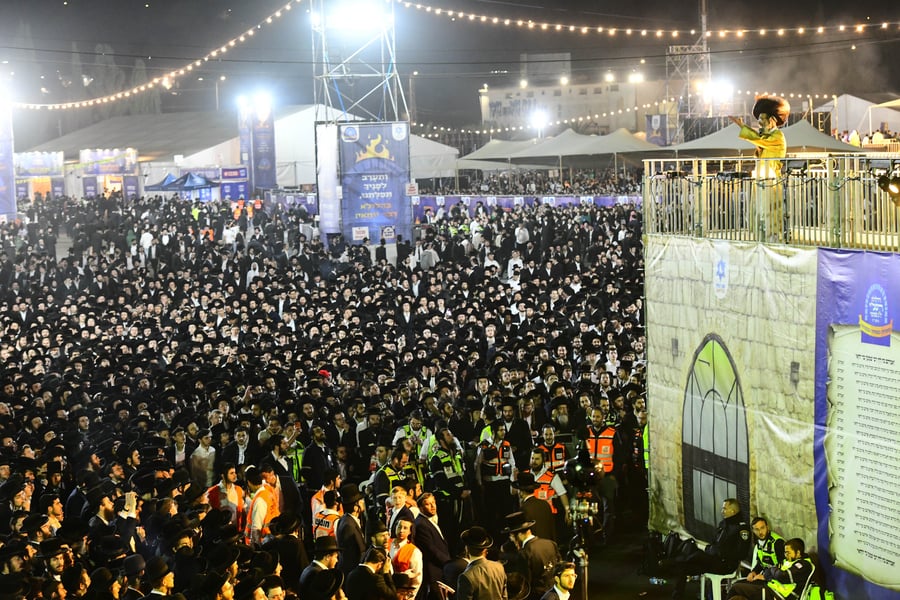הרה"צ רבי אלימלך בידרמן בהדלקה ל"ג בעומר
