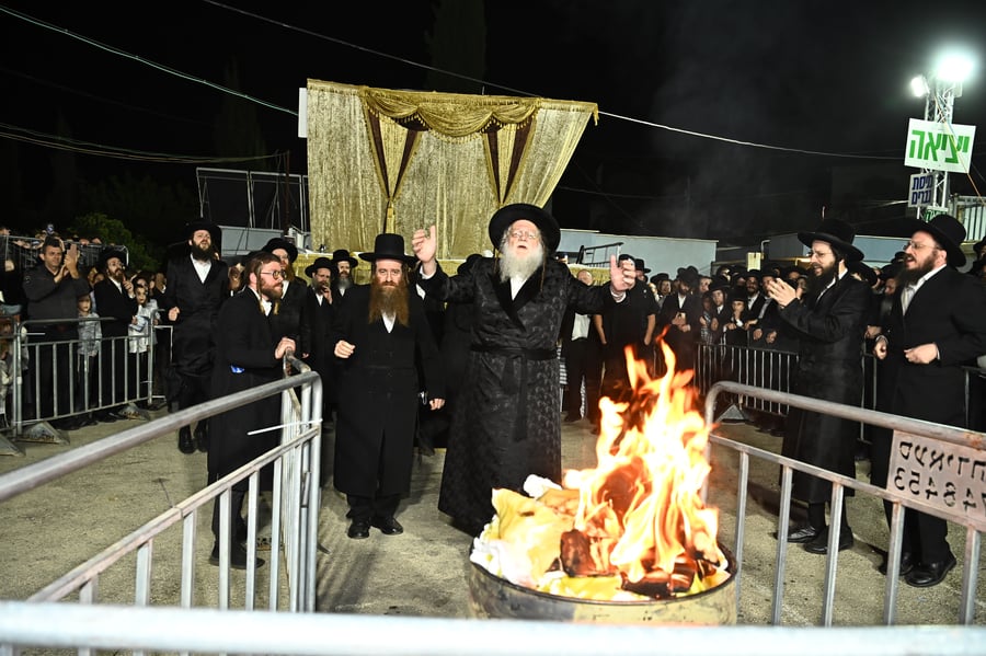 האדמו"ר ממודז'יץ בהדלקה ל"ג בעומר